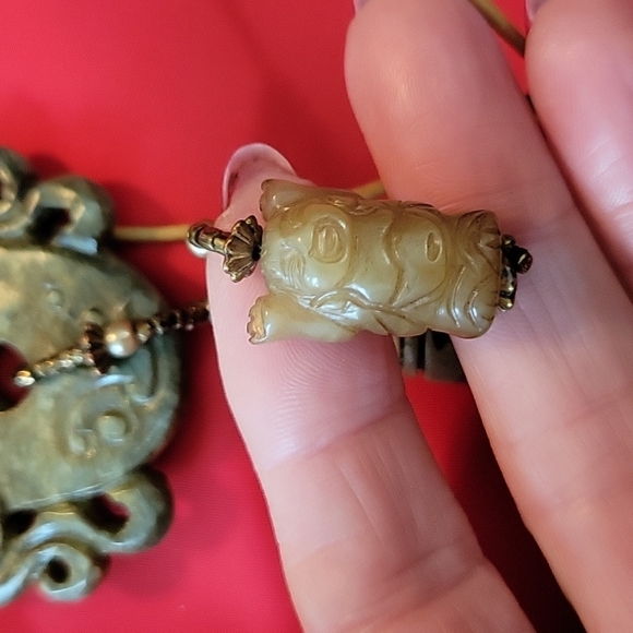 VINTAGE ASIAN Bohemian carved Jade look Good Luck Necklace 6" pendant - Picture 6 of 6
